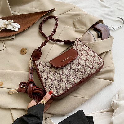 Актуална дамска чанта с къса дръжка