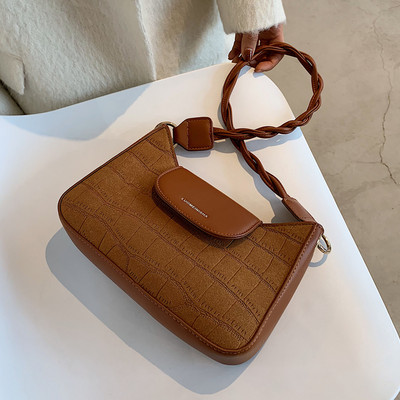 Актуална дамска чанта с къса дръжка