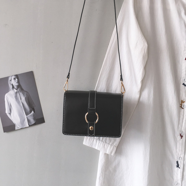 Ежедневна дамска кожена чанта с дълга дръжка и метална декорация 