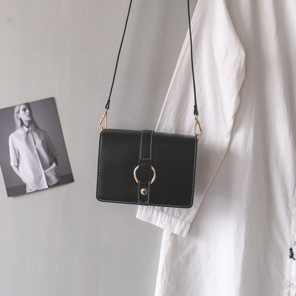 Ежедневна дамска кожена чанта с дълга дръжка и метална декорация 