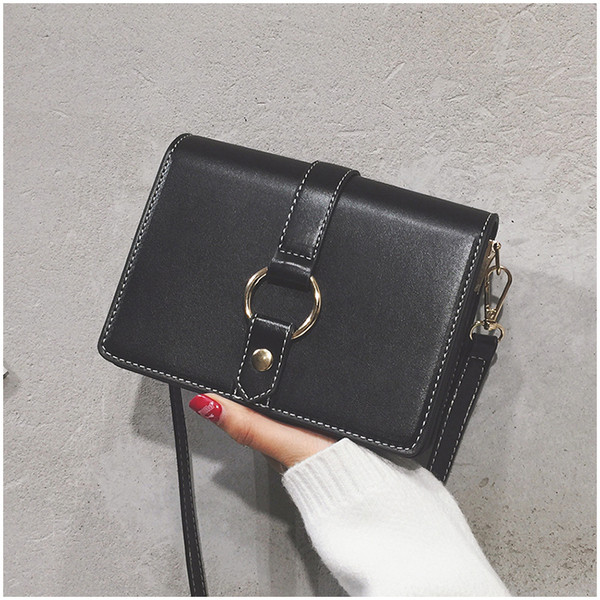 Ежедневна дамска кожена чанта с дълга дръжка и метална декорация 