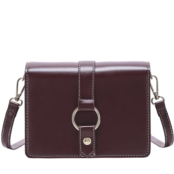 Ежедневна дамска кожена чанта с дълга дръжка и метална декорация 