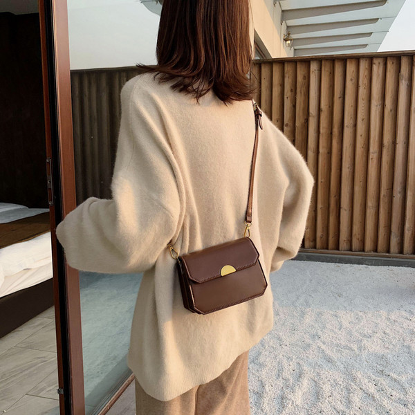 Ежедневна дамска кожена чанта с дълга кожена дръжка и метална декорация