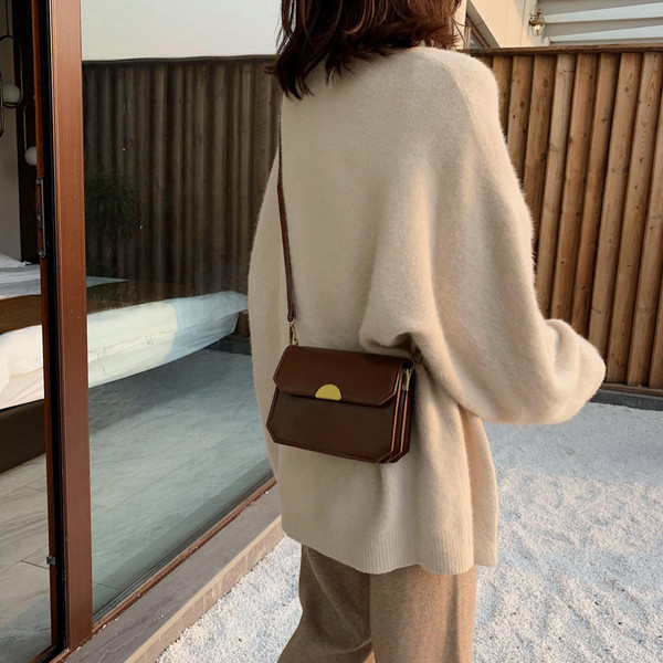 Ежедневна дамска кожена чанта с дълга кожена дръжка и метална декорация