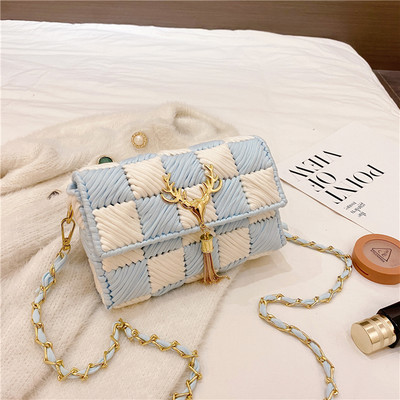 Модерна дамска чанта с метална декорация и дълга дръжка