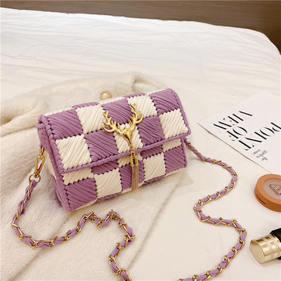 Модерна дамска чанта с метална декорация и дълга дръжка