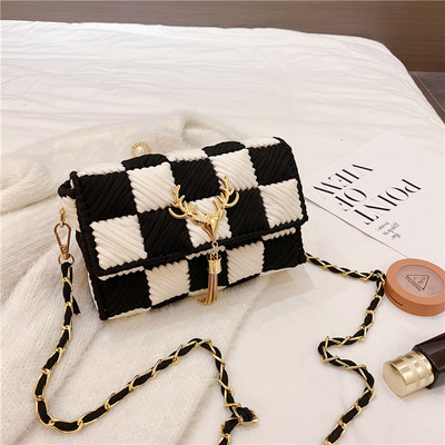 Модерна дамска чанта с метална декорация и дълга дръжка