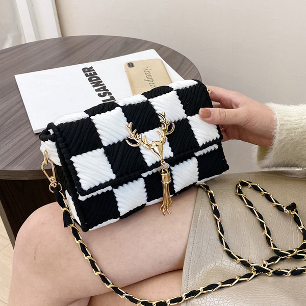 Модерна дамска чанта с метална декорация и дълга дръжка