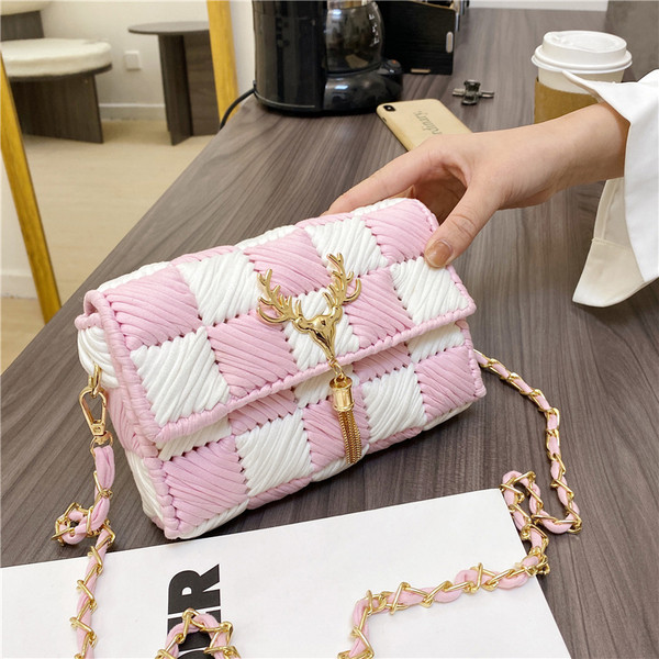 Модерна дамска чанта с метална декорация и дълга дръжка