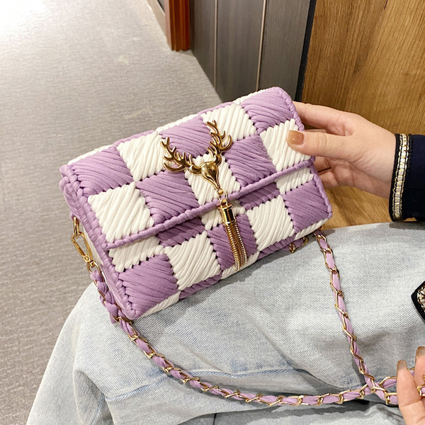 Модерна дамска чанта с метална декорация и дълга дръжка