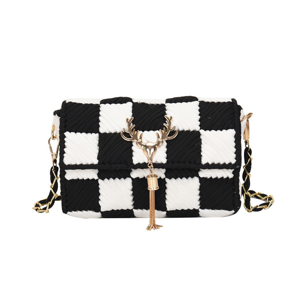 Модерна дамска чанта с метална декорация и дълга дръжка