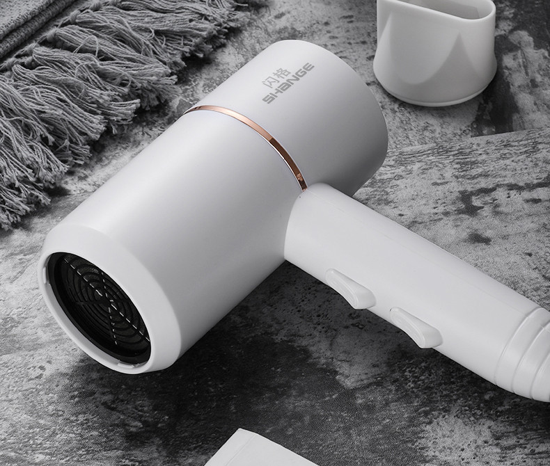 Високомощен сешоар с топъл и студен въздух