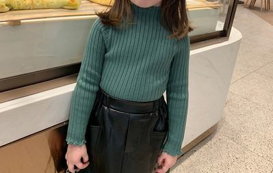 Изчистен модел детски пуловер за момичета с висока яка