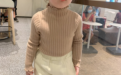 Изчистен модел детски пуловер за момичета с висока яка