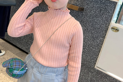 Изчистен модел детски пуловер за момичета с висока яка