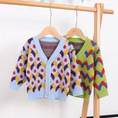 Детска ежедневна жилетка с копчета и шпиц деколте