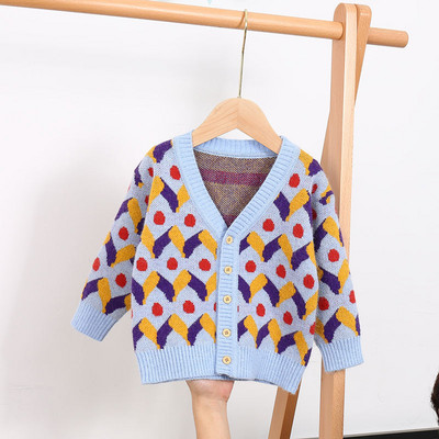 Детска ежедневна жилетка с копчета и шпиц деколте