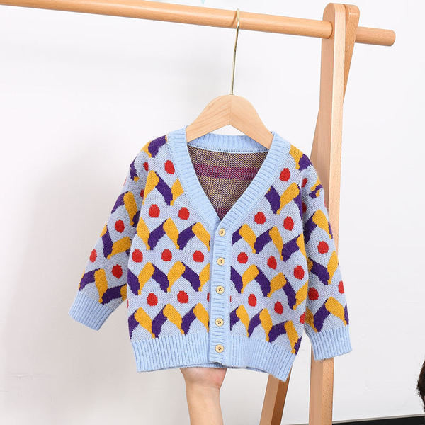 Детска ежедневна жилетка с копчета и шпиц деколте 