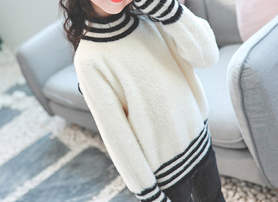 Пухен детски пуловер за момичета с овално деколте