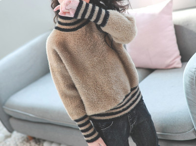 Пухен детски пуловер за момичета с овално деколте