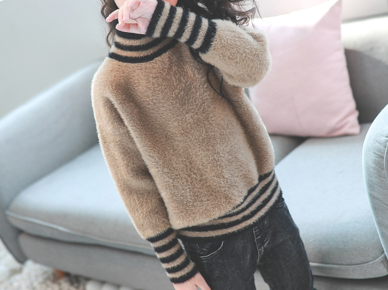 Пухен детски пуловер за момичета с овално деколте