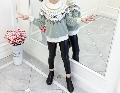 Модерен детски пуловер за момичета с овално деколте и цветен десен