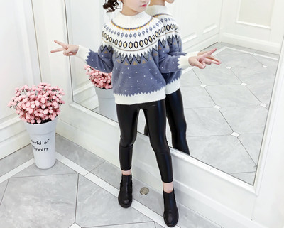 Модерен детски пуловер за момичета с овално деколте и цветен десен