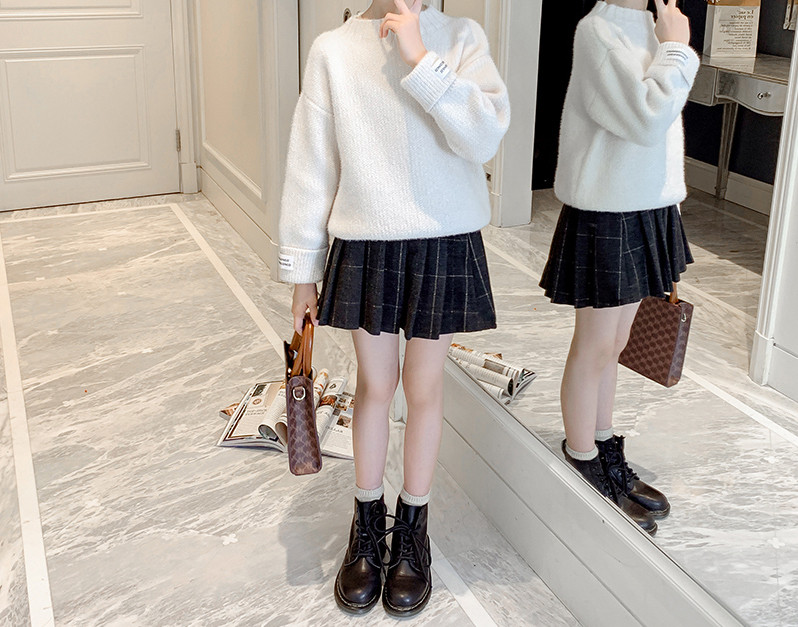 Плетен детски пуловер изчистен модел с овално деколте