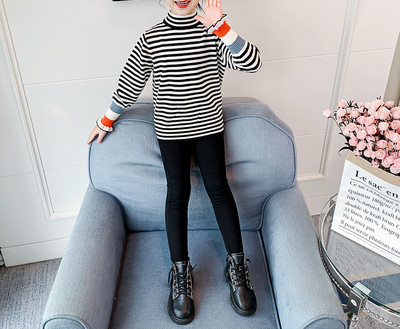 Раиран детски пуловер за момичета с надписи