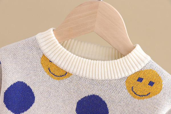 Детски пуловер за момичета с овално деколте и десен с усмихнати човечета 