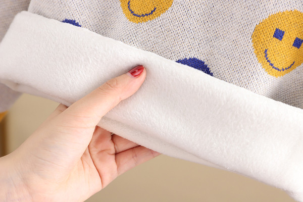 Детски пуловер за момичета с овално деколте и десен с усмихнати човечета 