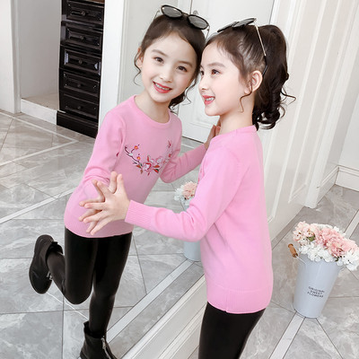 Детски ежедневен пуловер от тънко плетиво с бродерия в розов и червен цвят 