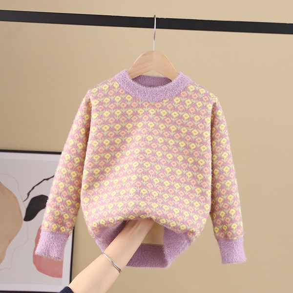 Топъл детски пуловер за момичета в нежен десен