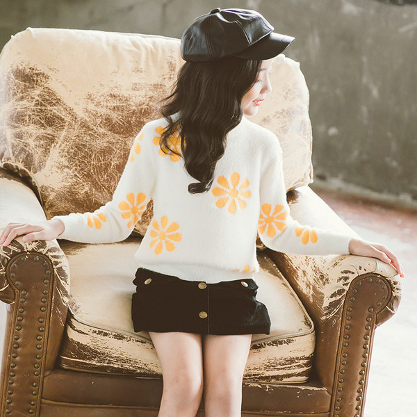 Dječji ležerni pulover s ovalnim izrezom u bijeloj boji