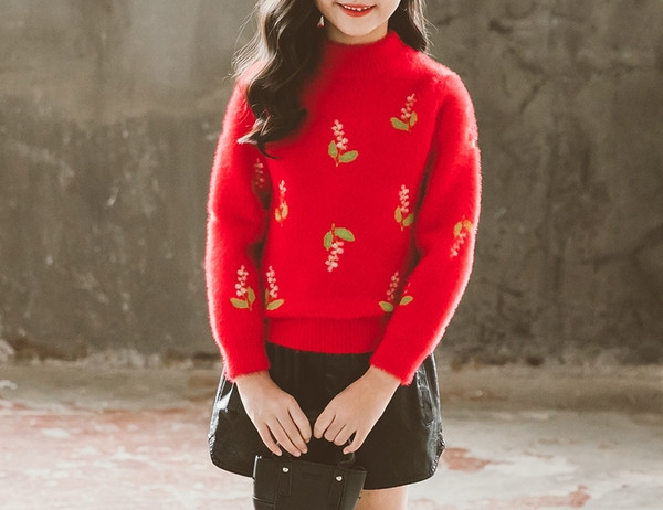 Dječji ležerni puhasti pulover s ovalnim izrezom u bijeloj, ružičastoj i crvenoj boji