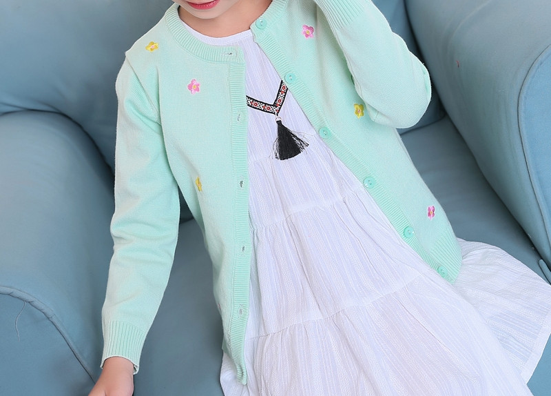 Ležerna dječja vesta od tankog pletiva sa vezom u više boja