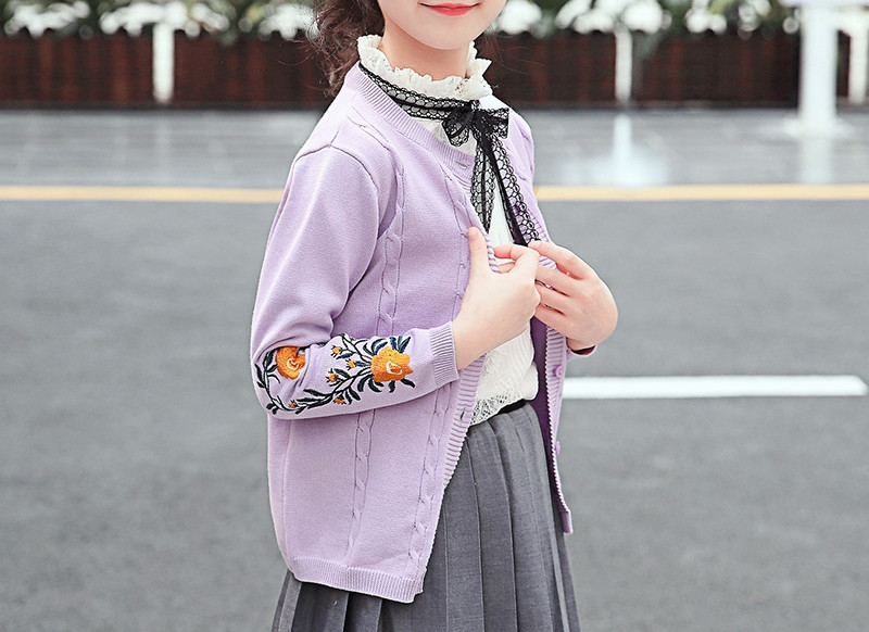 Ležerna dječja vesta od tankog pletiva sa vezom u više boja