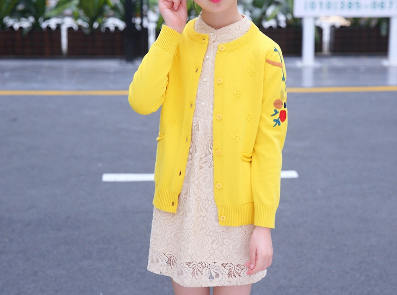 Ležerna dječja vesta od tankog pletiva sa vezom u više boja