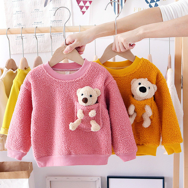 Dječji puhasti pulover s 3D elementom i okruglim izrezom