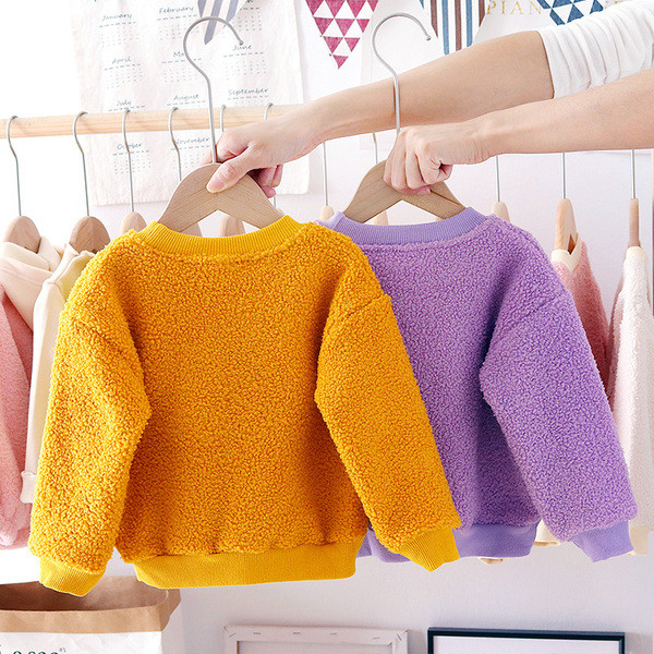 Dječji puhasti pulover s 3D elementom i okruglim izrezom