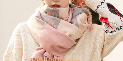 Dabartinis ilgas moteriškas šalikas su kutais