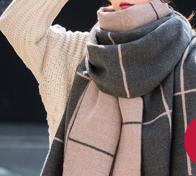 Dabartinis ilgas moteriškas šalikas su kutais