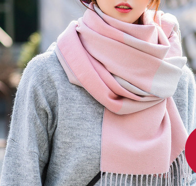 Dabartinis ilgas moteriškas šalikas su kutais