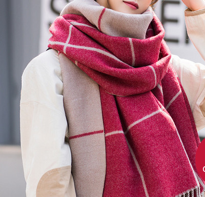 Dabartinis ilgas moteriškas šalikas su kutais