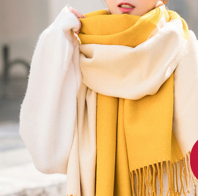 Dabartinis ilgas moteriškas šalikas su kutais