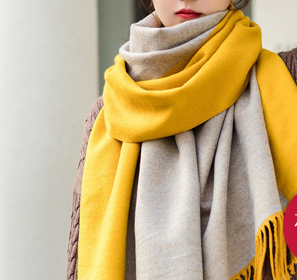 Dabartinis ilgas moteriškas šalikas su kutais