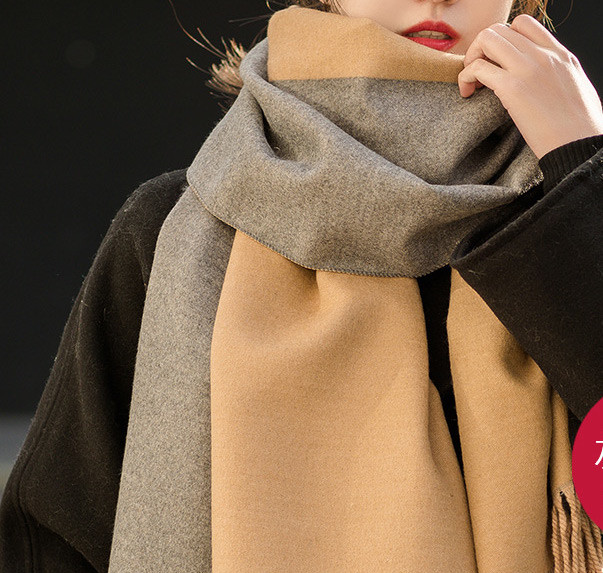 Dabartinis ilgas moteriškas šalikas su kutais