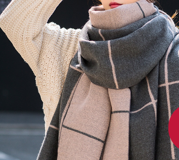 Dabartinis ilgas moteriškas šalikas su kutais