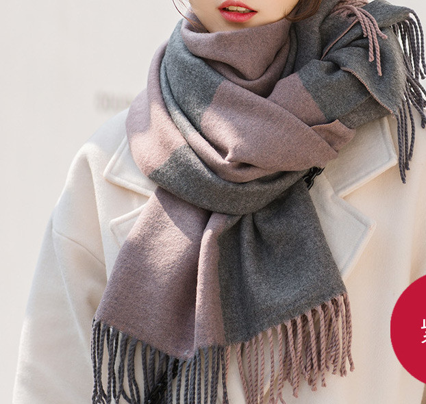 Dabartinis ilgas moteriškas šalikas su kutais