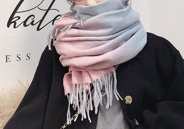 Ženski zimski šal u preljevnim bojama s resama